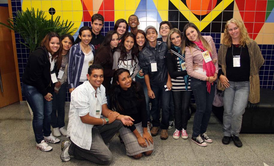 O governador Beto Richa e a secretária da Família e Desenvolvimento Social (Seds), Fernanda Richa assinaram na noite de segunda-feira (07/05), três decretos que criam mecanismos para o desenvolvimento e desdobramento das políticas para crianças e adolescentes no Paraná. Foto:Rogério Machado/SEDS