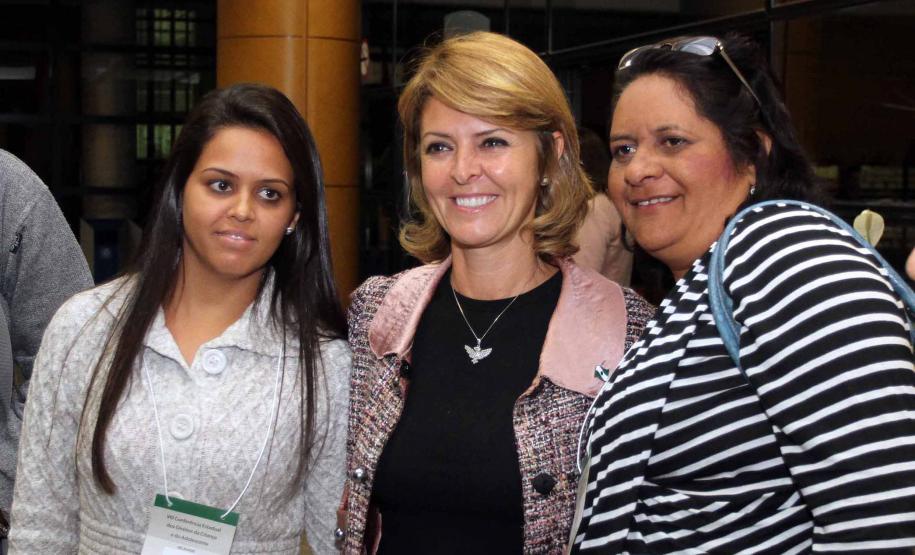 O governador Beto Richa e a secretária da Família e Desenvolvimento Social (Seds), Fernanda Richa assinaram na noite de segunda-feira (07/05), três decretos que criam mecanismos para o desenvolvimento e desdobramento das políticas para crianças e adolescentes no Paraná. Foto:Rogério Machado/SEDS