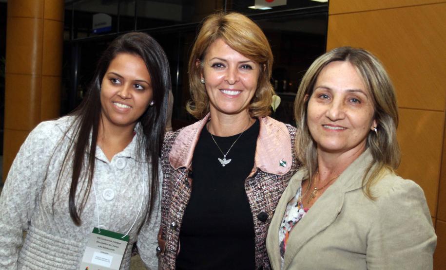 O governador Beto Richa e a secretária da Família e Desenvolvimento Social (Seds), Fernanda Richa assinaram na noite de segunda-feira (07/05), três decretos que criam mecanismos para o desenvolvimento e desdobramento das políticas para crianças e adolescentes no Paraná. Foto:Rogério Machado/SEDS