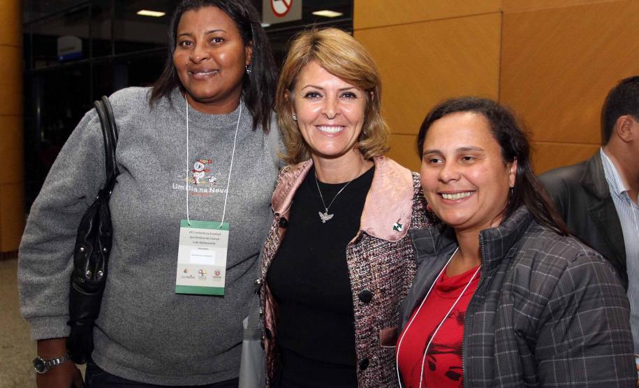 O governador Beto Richa e a secretária da Família e Desenvolvimento Social (Seds), Fernanda Richa assinaram na noite de segunda-feira (07/05), três decretos que criam mecanismos para o desenvolvimento e desdobramento das políticas para crianças e adolescentes no Paraná. Foto:Rogério Machado/SEDS