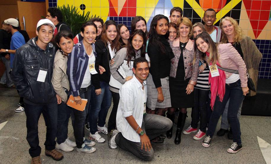 O governador Beto Richa e a secretária da Família e Desenvolvimento Social (Seds), Fernanda Richa assinaram na noite de segunda-feira (07/05), três decretos que criam mecanismos para o desenvolvimento e desdobramento das políticas para crianças e adolescentes no Paraná. Foto:Rogério Machado/SEDS