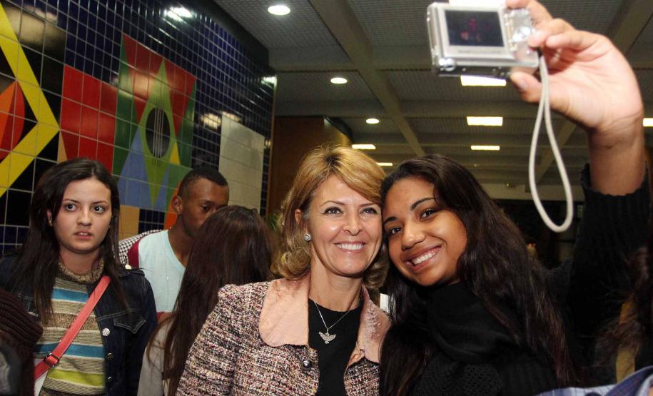 O governador Beto Richa e a secretária da Família e Desenvolvimento Social (Seds), Fernanda Richa assinaram na noite de segunda-feira (07/05), três decretos que criam mecanismos para o desenvolvimento e desdobramento das políticas para crianças e adolescentes no Paraná. Foto:Rogério Machado/SEDS