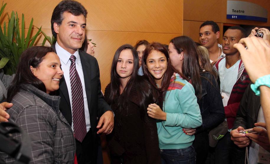 O governador Beto Richa e a secretária da Família e Desenvolvimento Social (Seds), Fernanda Richa assinaram na noite de segunda-feira (07/05), três decretos que criam mecanismos para o desenvolvimento e desdobramento das políticas para crianças e adolescentes no Paraná. Foto:Rogério Machado/SEDS