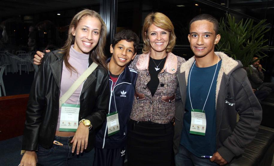 O governador Beto Richa e a secretária da Família e Desenvolvimento Social (Seds), Fernanda Richa assinaram na noite de segunda-feira (07/05), três decretos que criam mecanismos para o desenvolvimento e desdobramento das políticas para crianças e adolescentes no Paraná. Foto:Rogério Machado/SEDS