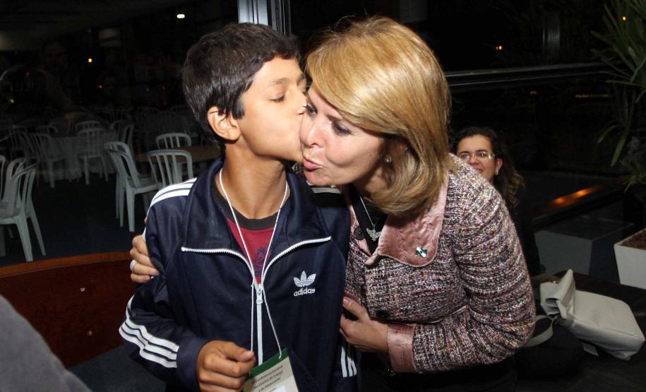 O governador Beto Richa e a secretária da Família e Desenvolvimento Social (Seds), Fernanda Richa assinaram na noite de segunda-feira (07/05), três decretos que criam mecanismos para o desenvolvimento e desdobramento das políticas para crianças e adolescentes no Paraná. Foto:Rogério Machado/SEDS