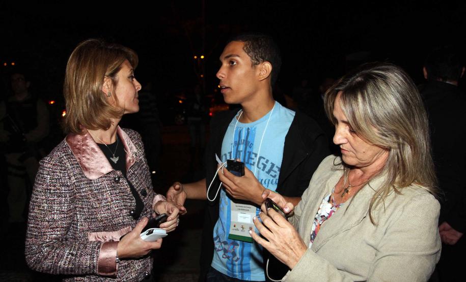 O governador Beto Richa e a secretária da Família e Desenvolvimento Social (Seds), Fernanda Richa assinaram na noite de segunda-feira (07/05), três decretos que criam mecanismos para o desenvolvimento e desdobramento das políticas para crianças e adolescentes no Paraná. Foto:Rogério Machado/SEDS