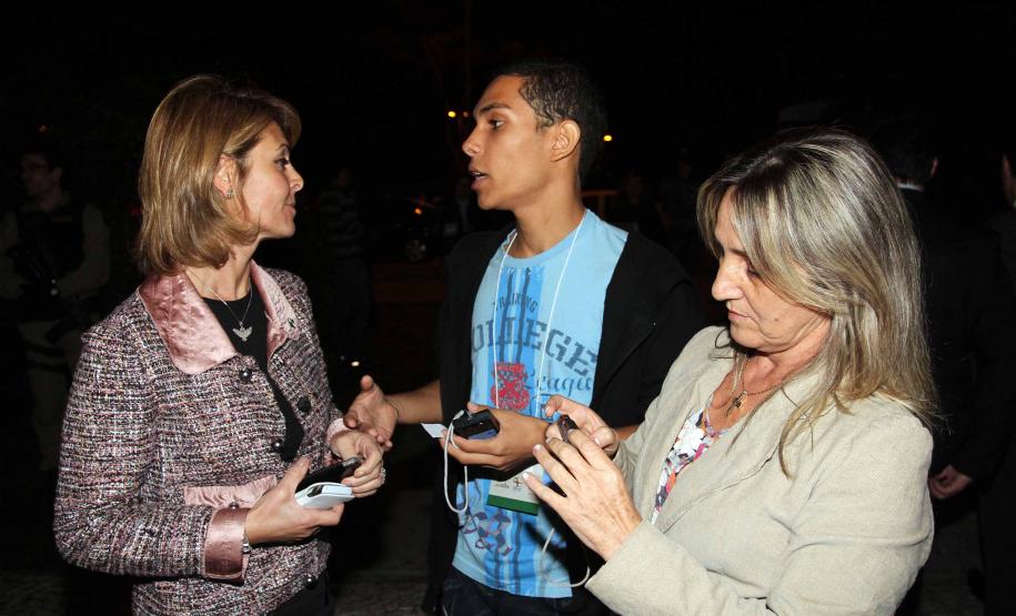 O governador Beto Richa e a secretária da Família e Desenvolvimento Social (Seds), Fernanda Richa assinaram na noite de segunda-feira (07/05), três decretos que criam mecanismos para o desenvolvimento e desdobramento das políticas para crianças e adolescentes no Paraná. Foto:Rogério Machado/SEDS