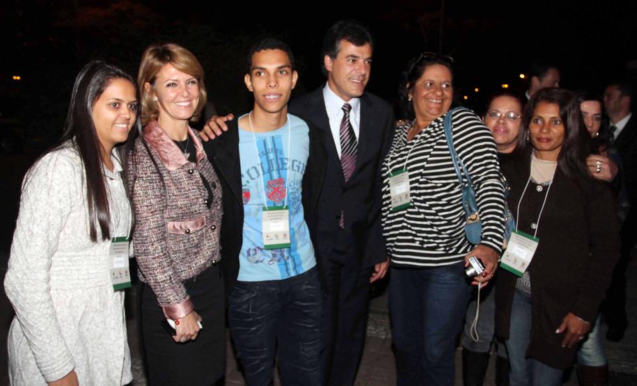 O governador Beto Richa e a secretária da Família e Desenvolvimento Social (Seds), Fernanda Richa assinaram na noite de segunda-feira (07/05), três decretos que criam mecanismos para o desenvolvimento e desdobramento das políticas para crianças e adolescentes no Paraná. Foto:Rogério Machado/SEDS