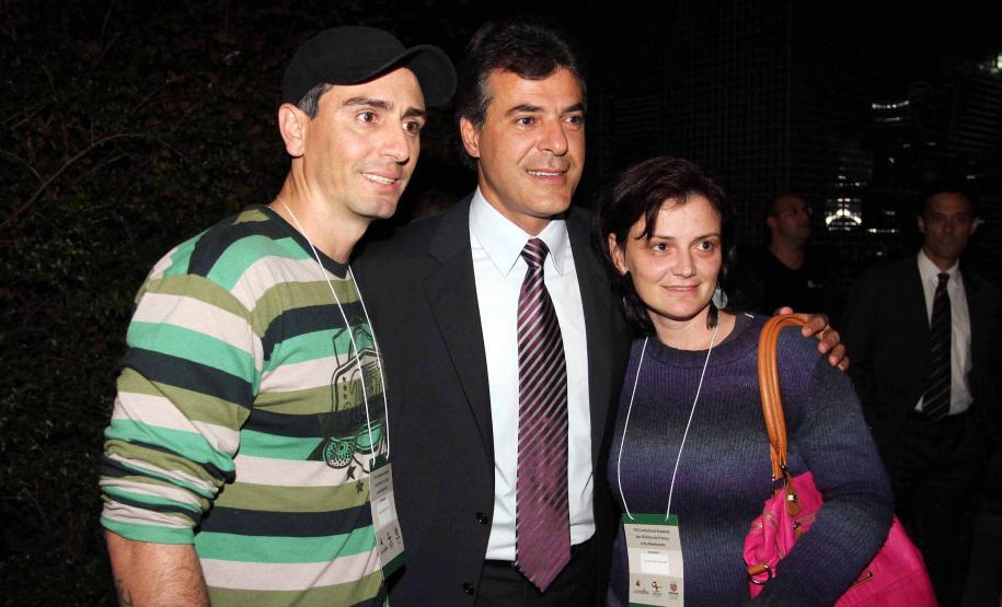 O governador Beto Richa e a secretária da Família e Desenvolvimento Social (Seds), Fernanda Richa assinaram na noite de segunda-feira (07/05), três decretos que criam mecanismos para o desenvolvimento e desdobramento das políticas para crianças e adolescentes no Paraná. Foto:Rogério Machado/SEDS