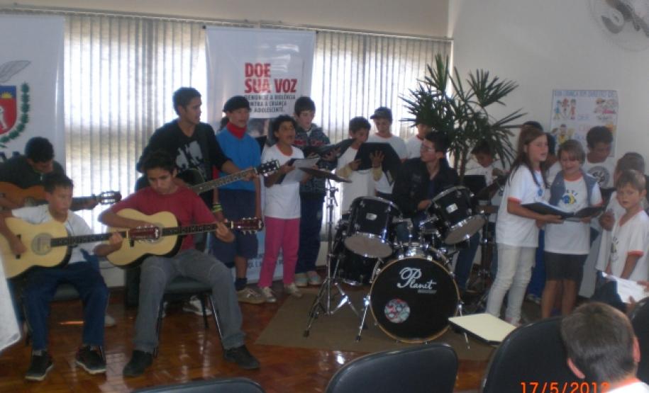 Laranjeiras do Sul promove evento sobre violência contra crianças e adolescentes Dia 17 de Maio foi realizada palestra em Laranjeiras do Sul com o Promotor Drº Ronaldo de Paula Mion no Sindicato Rural Patronal, estiveram presentes no local aproximadamente 100 pessoas entre Conselheiros tutelares da região, coordenadores pedagógicos, diretores de escolas e técnicos do município da Secretaria Municipal de Assistência Social/CRAS e CREAS.Foto:Divulgação
