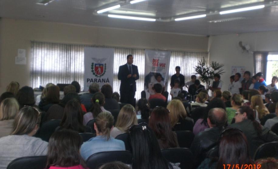 Laranjeiras do Sul promove evento sobre violência contra crianças e adolescentes Dia 17 de Maio foi realizada palestra em Laranjeiras do Sul com o Promotor Drº Ronaldo de Paula Mion no Sindicato Rural Patronal, estiveram presentes no local aproximadamente 100 pessoas entre Conselheiros tutelares da região, coordenadores pedagógicos, diretores de escolas e técnicos do município da Secretaria Municipal de Assistência Social/CRAS e CREAS.Foto:Divulgação