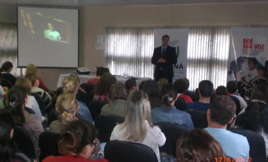 Laranjeiras do Sul promove evento sobre violência contra crianças e adolescentes Dia 17 de Maio foi realizada palestra em Laranjeiras do Sul com o Promotor Drº Ronaldo de Paula Mion no Sindicato Rural Patronal, estiveram presentes no local aproximadamente 100 pessoas entre Conselheiros tutelares da região, coordenadores pedagógicos, diretores de escolas e técnicos do município da Secretaria Municipal de Assistência Social/CRAS e CREAS.Foto:Divulgação