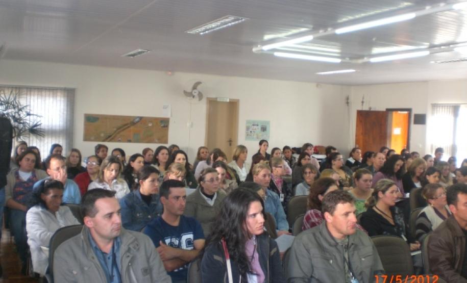 Laranjeiras do Sul promove evento sobre violência contra crianças e adolescentes Dia 17 de Maio foi realizada palestra em Laranjeiras do Sul com o Promotor Drº Ronaldo de Paula Mion no Sindicato Rural Patronal, estiveram presentes no local aproximadamente 100 pessoas entre Conselheiros tutelares da região, coordenadores pedagógicos, diretores de escolas e técnicos do município da Secretaria Municipal de Assistência Social/CRAS e CREAS.Foto:Divulgação