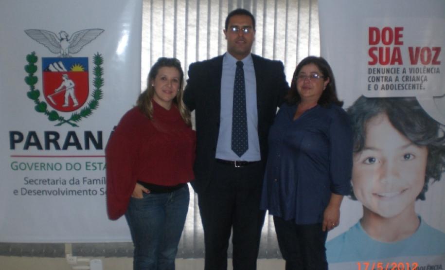 Laranjeiras do Sul promove evento sobre violência contra crianças e adolescentes Dia 17 de Maio foi realizada palestra em Laranjeiras do Sul com o Promotor Drº Ronaldo de Paula Mion no Sindicato Rural Patronal, estiveram presentes no local aproximadamente 100 pessoas entre Conselheiros tutelares da região, coordenadores pedagógicos, diretores de escolas e técnicos do município da Secretaria Municipal de Assistência Social/CRAS e CREAS.Foto:Divulgação