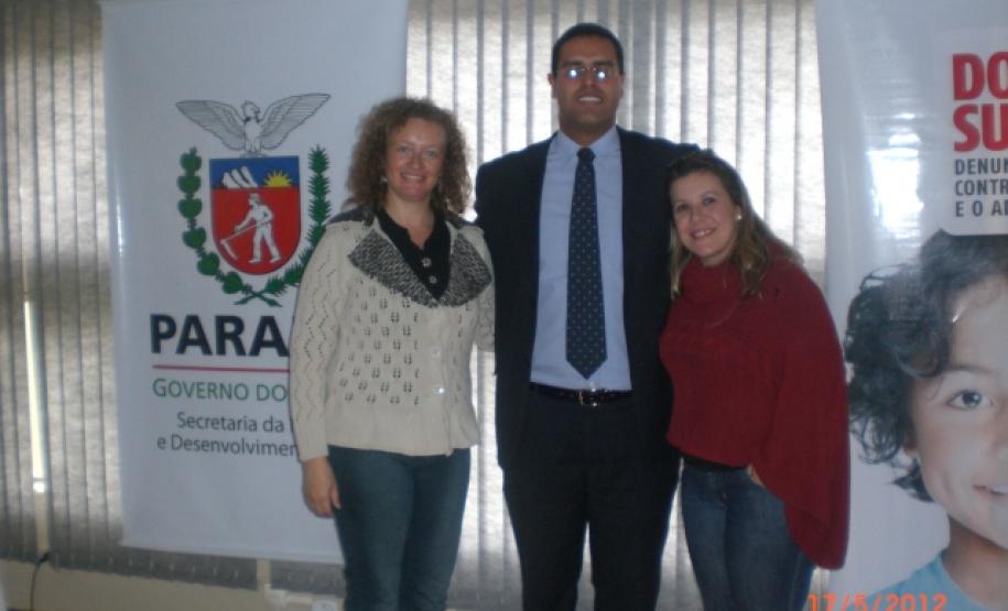 Laranjeiras do Sul promove evento sobre violência contra crianças e adolescentes Dia 17 de Maio foi realizada palestra em Laranjeiras do Sul com o Promotor Drº Ronaldo de Paula Mion no Sindicato Rural Patronal, estiveram presentes no local aproximadamente 100 pessoas entre Conselheiros tutelares da região, coordenadores pedagógicos, diretores de escolas e técnicos do município da Secretaria Municipal de Assistência Social/CRAS e CREAS.Foto:Divulgação