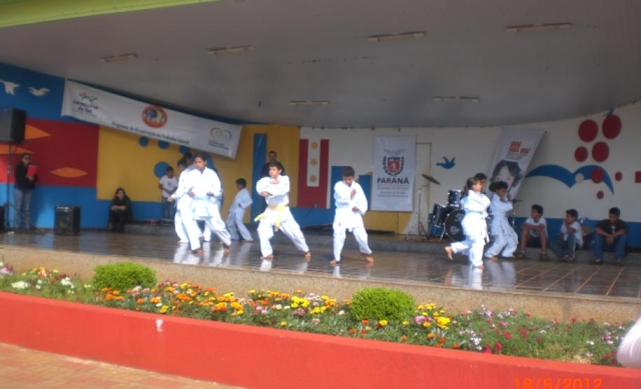 Laranjeiras do Sul promove evento sobre violência contra crianças e adolescentes Dia 17 de Maio foi realizada palestra em Laranjeiras do Sul com o Promotor Drº Ronaldo de Paula Mion no Sindicato Rural Patronal, estiveram presentes no local aproximadamente 100 pessoas entre Conselheiros tutelares da região, coordenadores pedagógicos, diretores de escolas e técnicos do município da Secretaria Municipal de Assistência Social/CRAS e CREAS.Foto:Divulgação