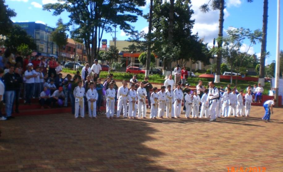 Laranjeiras do Sul promove evento sobre violência contra crianças e adolescentes Dia 17 de Maio foi realizada palestra em Laranjeiras do Sul com o Promotor Drº Ronaldo de Paula Mion no Sindicato Rural Patronal, estiveram presentes no local aproximadamente 100 pessoas entre Conselheiros tutelares da região, coordenadores pedagógicos, diretores de escolas e técnicos do município da Secretaria Municipal de Assistência Social/CRAS e CREAS.Foto:Divulgação