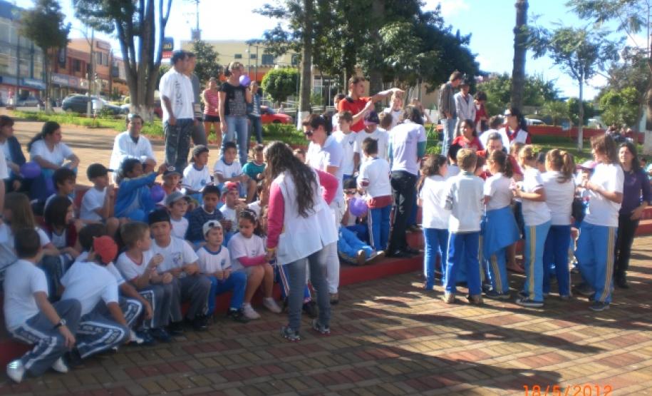 Laranjeiras do Sul promove evento sobre violência contra crianças e adolescentes Dia 17 de Maio foi realizada palestra em Laranjeiras do Sul com o Promotor Drº Ronaldo de Paula Mion no Sindicato Rural Patronal, estiveram presentes no local aproximadamente 100 pessoas entre Conselheiros tutelares da região, coordenadores pedagógicos, diretores de escolas e técnicos do município da Secretaria Municipal de Assistência Social/CRAS e CREAS.Foto:Divulgação