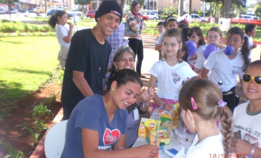 Laranjeiras do Sul promove evento sobre violência contra crianças e adolescentes Dia 17 de Maio foi realizada palestra em Laranjeiras do Sul com o Promotor Drº Ronaldo de Paula Mion no Sindicato Rural Patronal, estiveram presentes no local aproximadamente 100 pessoas entre Conselheiros tutelares da região, coordenadores pedagógicos, diretores de escolas e técnicos do município da Secretaria Municipal de Assistência Social/CRAS e CREAS.Foto:Divulgação