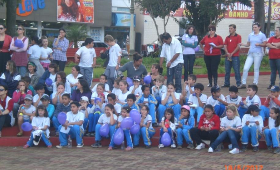 Laranjeiras do Sul promove evento sobre violência contra crianças e adolescentes Dia 17 de Maio foi realizada palestra em Laranjeiras do Sul com o Promotor Drº Ronaldo de Paula Mion no Sindicato Rural Patronal, estiveram presentes no local aproximadamente 100 pessoas entre Conselheiros tutelares da região, coordenadores pedagógicos, diretores de escolas e técnicos do município da Secretaria Municipal de Assistência Social/CRAS e CREAS.Foto:Divulgação