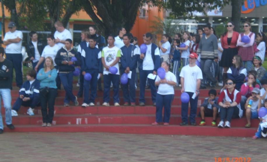 Laranjeiras do Sul promove evento sobre violência contra crianças e adolescentes Dia 17 de Maio foi realizada palestra em Laranjeiras do Sul com o Promotor Drº Ronaldo de Paula Mion no Sindicato Rural Patronal, estiveram presentes no local aproximadamente 100 pessoas entre Conselheiros tutelares da região, coordenadores pedagógicos, diretores de escolas e técnicos do município da Secretaria Municipal de Assistência Social/CRAS e CREAS.Foto:Divulgação