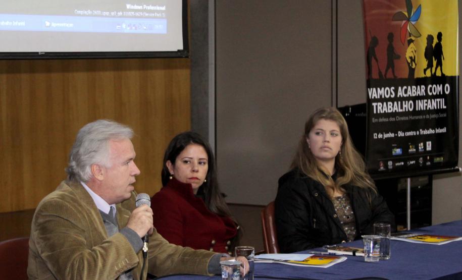 A Secretaria da Família e Desenvolvimento Social (Seds) apoiou o seminário "Vamos acabar com o Trabalho Infantil: Em defesa dos Direitos Humanos e da Justiça Social” realizado nesta terça-feira (12), Dia Contra o Trabalho Infantil. O evento foi promovido pela Superintendência Regional do Trabalho e Emprego no Paraná e pelo Fórum Estadual de Erradicação do Trabalho Infantil e Regularização do Trabalho do Adolescente (Feti–PR). Foto:Ricardo Marajó/SEDS