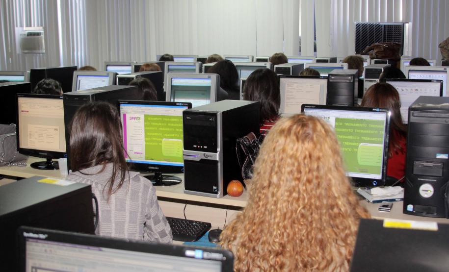 A Secretaria da Família e Desenvolvimento Social, terminou nesta quarta-feira a primeira etapa de preparação para a realização da capacitação dos 2065 conselheiros tutelares que atuam nas 413 unidades dos Conselhos Tutelares, nos 399 municípios paranaenses.Foto: Ricardo Marajó/SEDS