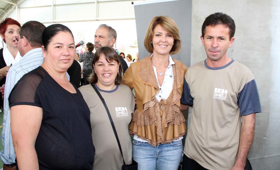 A secretária da Família e Desenvolvimento Social, Fernanda Richa, junto com o secretário municipal do Esporte, Lazer e Juventude, Marcello Richa.participou na manhã desta sexta-feira (06) da inauguração do Centro da Juventude Eucaliptos no bairro Alto Boqueirão, em Curitiba.Foto: Rogério Machado/SEDS