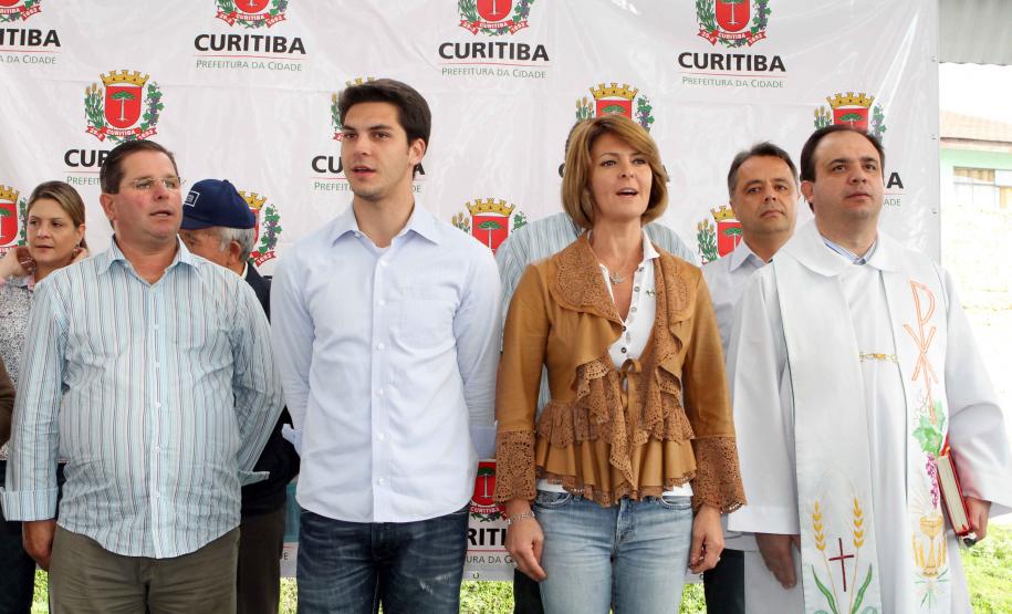 A secretária da Família e Desenvolvimento Social, Fernanda Richa, junto com o secretário municipal do Esporte, Lazer e Juventude, Marcello Richa.participou na manhã desta sexta-feira (06) da inauguração do Centro da Juventude Eucaliptos no bairro Alto Boqueirão, em Curitiba.Foto: Rogério Machado/SEDS