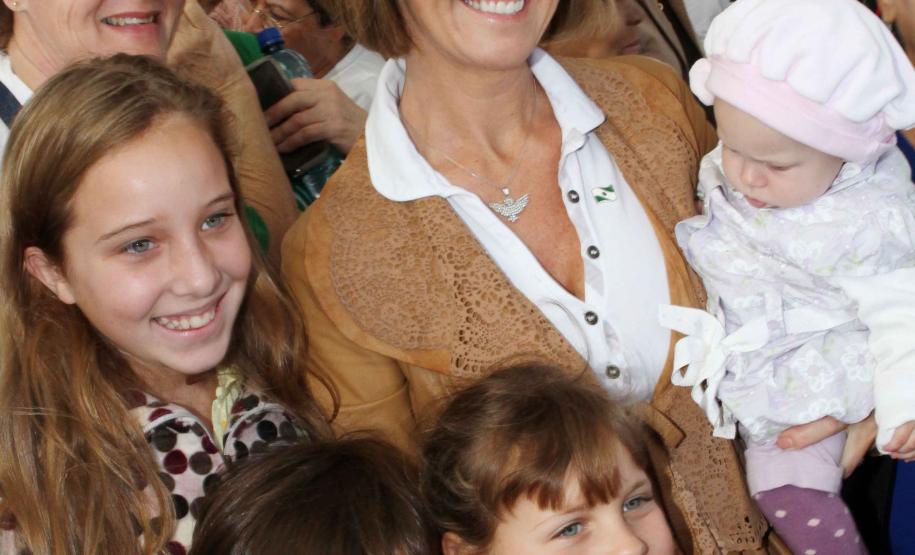 A secretária da Família e Desenvolvimento Social, Fernanda Richa, junto com o secretário municipal do Esporte, Lazer e Juventude, Marcello Richa.participou na manhã desta sexta-feira (06) da inauguração do Centro da Juventude Eucaliptos no bairro Alto Boqueirão, em Curitiba.Foto: Rogério Machado/SEDS