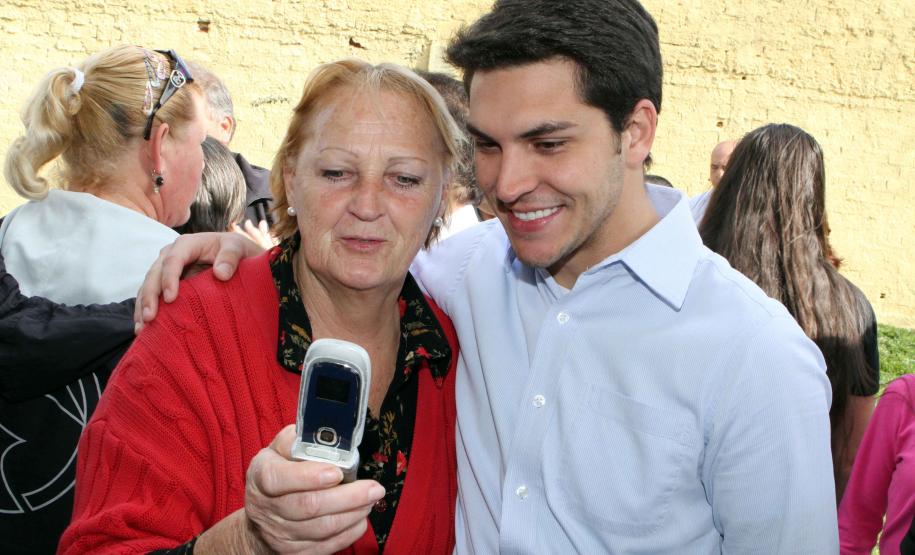 A secretária da Família e Desenvolvimento Social, Fernanda Richa, junto com o secretário municipal do Esporte, Lazer e Juventude, Marcello Richa.participou na manhã desta sexta-feira (06) da inauguração do Centro da Juventude Eucaliptos no bairro Alto Boqueirão, em Curitiba.Foto: Rogério Machado/SEDS