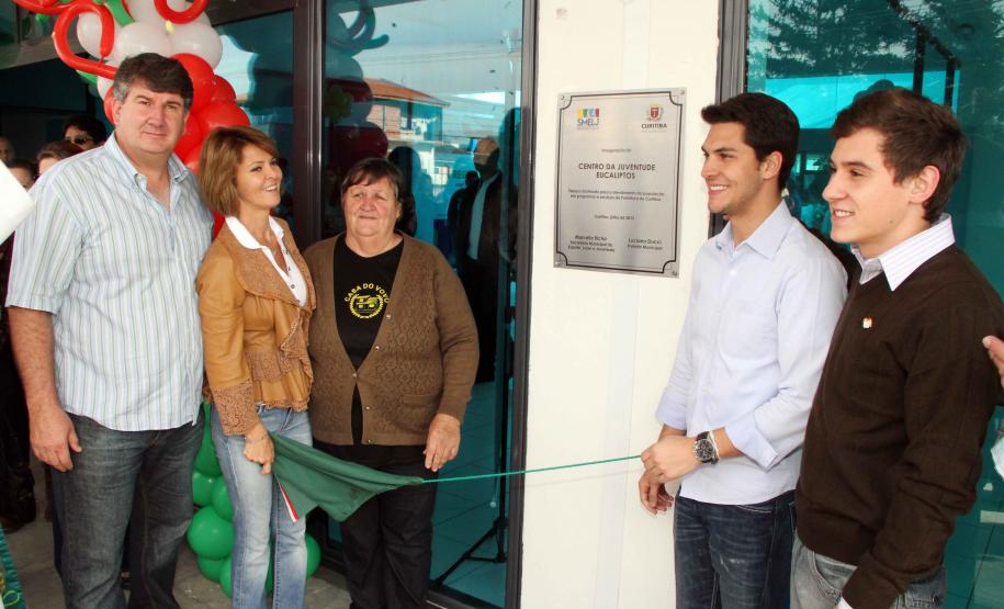 A secretária da Família e Desenvolvimento Social, Fernanda Richa, junto com o secretário municipal do Esporte, Lazer e Juventude, Marcello Richa.participou na manhã desta sexta-feira (06) da inauguração do Centro da Juventude Eucaliptos no bairro Alto Boqueirão, em Curitiba.Foto: Rogério Machado/SEDS