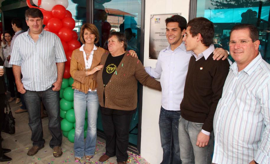 A secretária da Família e Desenvolvimento Social, Fernanda Richa, junto com o secretário municipal do Esporte, Lazer e Juventude, Marcello Richa.participou na manhã desta sexta-feira (06) da inauguração do Centro da Juventude Eucaliptos no bairro Alto Boqueirão, em Curitiba.Foto: Rogério Machado/SEDS