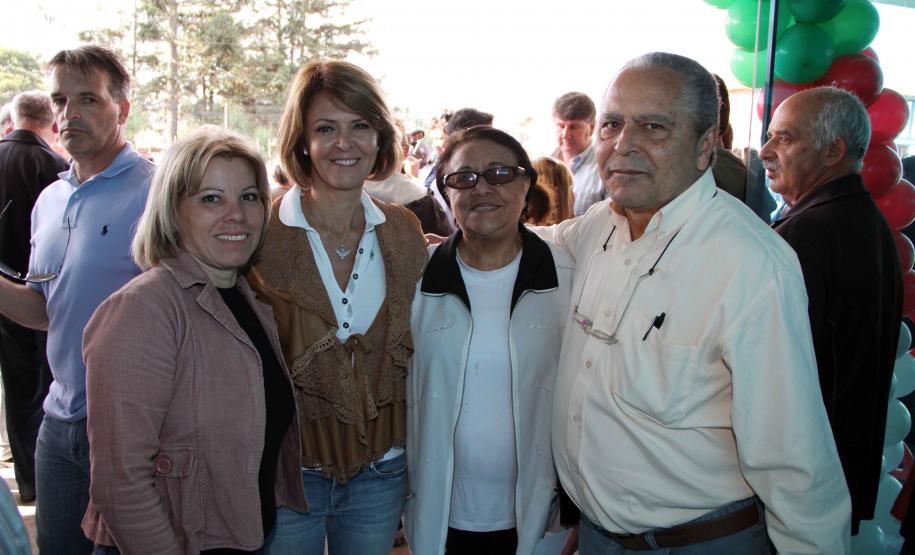 A secretária da Família e Desenvolvimento Social, Fernanda Richa, junto com o secretário municipal do Esporte, Lazer e Juventude, Marcello Richa.participou na manhã desta sexta-feira (06) da inauguração do Centro da Juventude Eucaliptos no bairro Alto Boqueirão, em Curitiba.Foto: Rogério Machado/SEDS