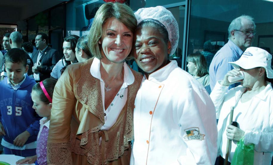 A secretária da Família e Desenvolvimento Social, Fernanda Richa, junto com o secretário municipal do Esporte, Lazer e Juventude, Marcello Richa.participou na manhã desta sexta-feira (06) da inauguração do Centro da Juventude Eucaliptos no bairro Alto Boqueirão, em Curitiba.Foto: Rogério Machado/SEDS