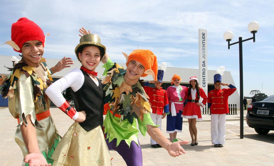 O governador Beto Richa e a secretária da Família e Desenvolvimento Social, Fernanda Richa, entregam nesta quinta-feira (25) o 19.º Centro da Juventude do Paraná. A unidade está instalada em Jacarezinho, Norte Pioneiro.Foto: Rogério Machado/SEDS