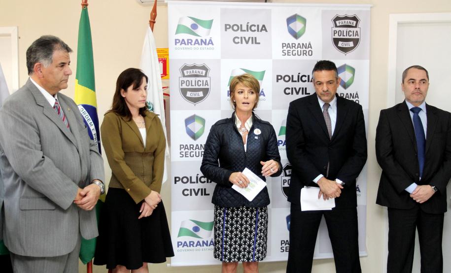 A secretária da Família e Desenvolvimento Social, Fernanda Richa, o secretário de Segurança Pública, Cid Vasques, a presidente do Conselho Estadual dos Direitos da Criança e do Adolescente (Cedca), Marcia Tavares, e o delegado-geral da Polícia Civil, Marcus Vinicius Michelotto, participam em Curitiba, da inauguração do Núcleo de Proteção à Criança e ao Adolescente (Nucria) e do Serviço de Investigação de Crianças Desaparecidas (Sicride).Foto:Rogério Machado/SEDS