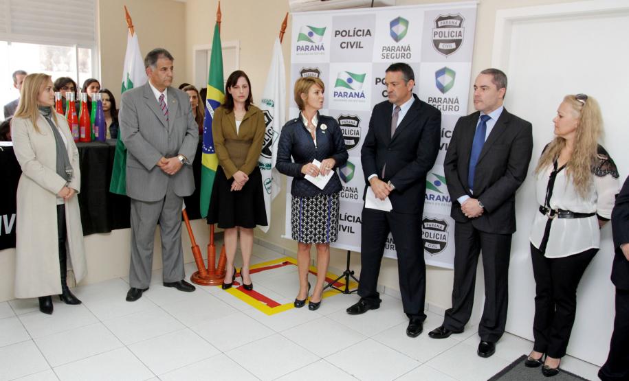 A secretária da Família e Desenvolvimento Social, Fernanda Richa, o secretário de Segurança Pública, Cid Vasques, a presidente do Conselho Estadual dos Direitos da Criança e do Adolescente (Cedca), Marcia Tavares, e o delegado-geral da Polícia Civil, Marcus Vinicius Michelotto, participam em Curitiba, da inauguração do Núcleo de Proteção à Criança e ao Adolescente (Nucria) e do Serviço de Investigação de Crianças Desaparecidas (Sicride).Foto:Rogério Machado/SEDS