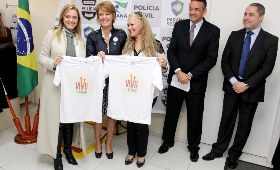 A secretária da Família e Desenvolvimento Social, Fernanda Richa, o secretário de Segurança Pública, Cid Vasques, a presidente do Conselho Estadual dos Direitos da Criança e do Adolescente (Cedca), Marcia Tavares, e o delegado-geral da Polícia Civil, Marcus Vinicius Michelotto, participam em Curitiba, da inauguração do Núcleo de Proteção à Criança e ao Adolescente (Nucria) e do Serviço de Investigação de Crianças Desaparecidas (Sicride).Foto:Rogério Machado/SEDS