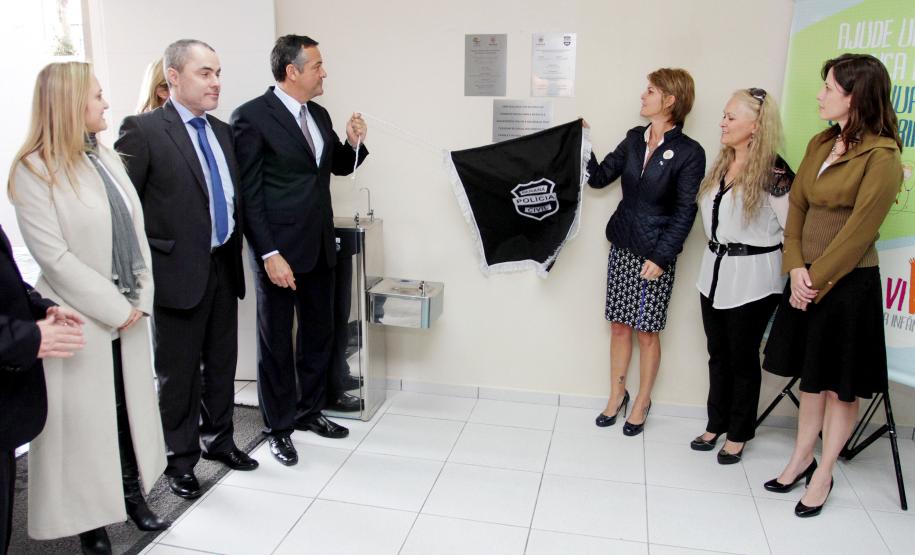 A secretária da Família e Desenvolvimento Social, Fernanda Richa, o secretário de Segurança Pública, Cid Vasques, a presidente do Conselho Estadual dos Direitos da Criança e do Adolescente (Cedca), Marcia Tavares, e o delegado-geral da Polícia Civil, Marcus Vinicius Michelotto, participam em Curitiba, da inauguração do Núcleo de Proteção à Criança e ao Adolescente (Nucria) e do Serviço de Investigação de Crianças Desaparecidas (Sicride).Foto:Rogério Machado/SEDS