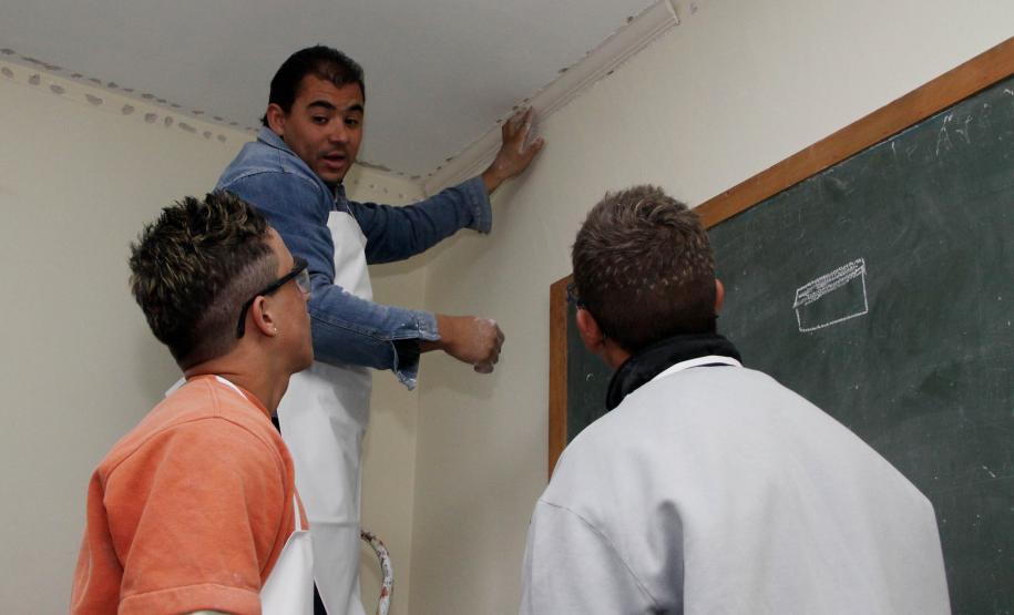 No mês de julho a Secretaria da Família e Desenvolvimento Social (Seds) iniciou mais um projeto voltado para Qualificação Profissional Básica nos Centros de Socioeducação (Censes) e Casas de Semiliberdade de todo Estado.(Curso de Colocação de Gesso)Foto: Ricardo Marajó/SEDS