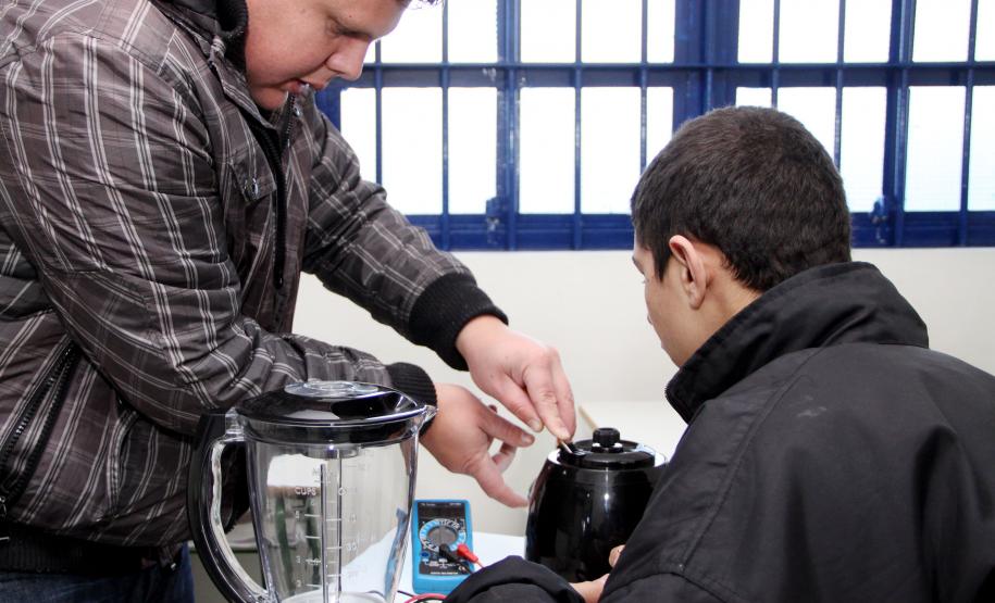 No mês de julho a Secretaria da Família e Desenvolvimento Social (Seds) iniciou mais um projeto voltado para Qualificação Profissional Básica nos Centros de Socioeducação (Censes) e Casas de Semiliberdade de todo Estado.(Curso de Conserto de Eletrodomésticos)Foto: Ricardo Marajó/SEDS