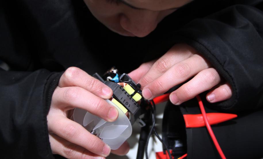 No mês de julho a Secretaria da Família e Desenvolvimento Social (Seds) iniciou mais um projeto voltado para Qualificação Profissional Básica nos Centros de Socioeducação (Censes) e Casas de Semiliberdade de todo Estado.(Curso de Conserto de Eletrodomésticos)Foto: Ricardo Marajó/SEDS