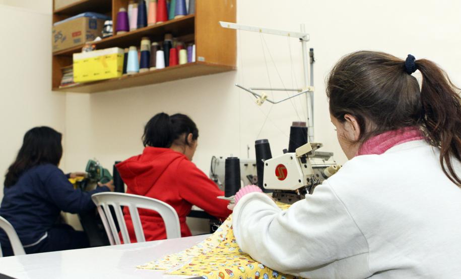No mês de julho a Secretaria da Família e Desenvolvimento Social (Seds) iniciou mais um projeto voltado para Qualificação Profissional Básica nos Centros de Socioeducação (Censes) e Casas de Semiliberdade de todo Estado.(Curso de Corte e Costura)Foto: Ricardo Marajó/SEDS
