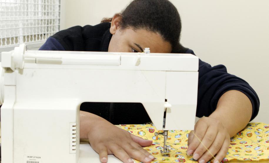 No mês de julho a Secretaria da Família e Desenvolvimento Social (Seds) iniciou mais um projeto voltado para Qualificação Profissional Básica nos Centros de Socioeducação (Censes) e Casas de Semiliberdade de todo Estado.(Curso de Corte e Costura)Foto: Ricardo Marajó/SEDS