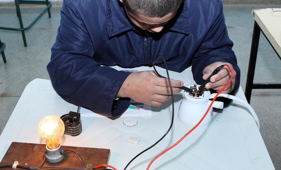 No mês de julho a Secretaria da Família e Desenvolvimento Social (Seds) iniciou mais um projeto voltado para Qualificação Profissional Básica nos Centros de Socioeducação (Censes) e Casas de Semiliberdade de todo Estado.(Curso de Conserto de Eletrodomésticos)Foto: Ricardo Marajó/SEDS