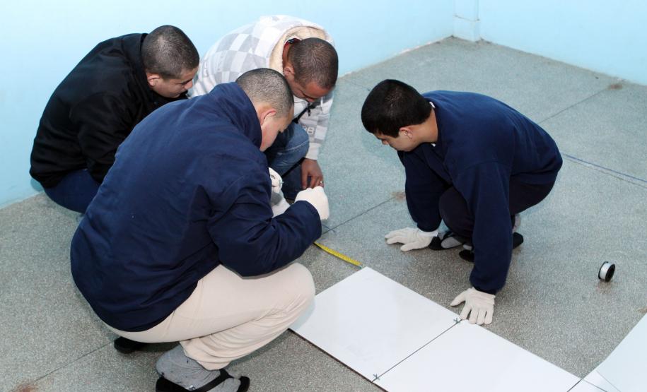 No mês de julho a Secretaria da Família e Desenvolvimento Social (Seds) iniciou mais um projeto voltado para Qualificação Profissional Básica nos Centros de Socioeducação (Censes) e Casas de Semiliberdade de todo Estado.(Curso de Colocação de Pisos e Ajulejos)Foto: Ricardo Marajó/SEDS