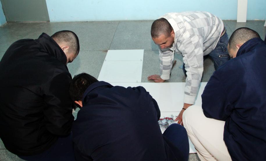 No mês de julho a Secretaria da Família e Desenvolvimento Social (Seds) iniciou mais um projeto voltado para Qualificação Profissional Básica nos Centros de Socioeducação (Censes) e Casas de Semiliberdade de todo Estado.(Curso de Colocação de Pisos e Ajulejos)Foto: Ricardo Marajó/SEDS