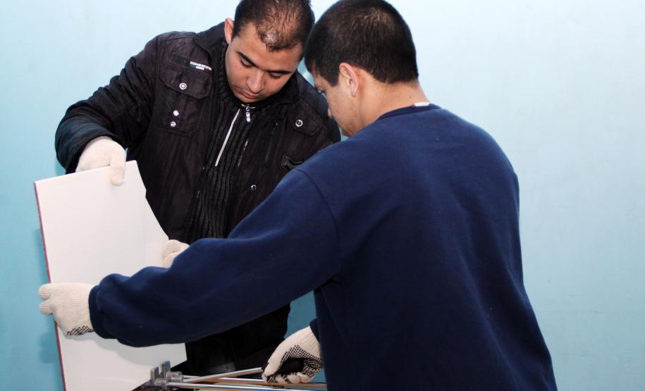 No mês de julho a Secretaria da Família e Desenvolvimento Social (Seds) iniciou mais um projeto voltado para Qualificação Profissional Básica nos Centros de Socioeducação (Censes) e Casas de Semiliberdade de todo Estado.(Curso de Colocação de Pisos e Ajulejos)Foto: Ricardo Marajó/SEDS