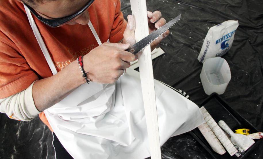 No mês de julho a Secretaria da Família e Desenvolvimento Social (Seds) iniciou mais um projeto voltado para Qualificação Profissional Básica nos Centros de Socioeducação (Censes) e Casas de Semiliberdade de todo Estado.(Curso de Colocação de Gesso)Foto: Ricardo Marajó/SEDS